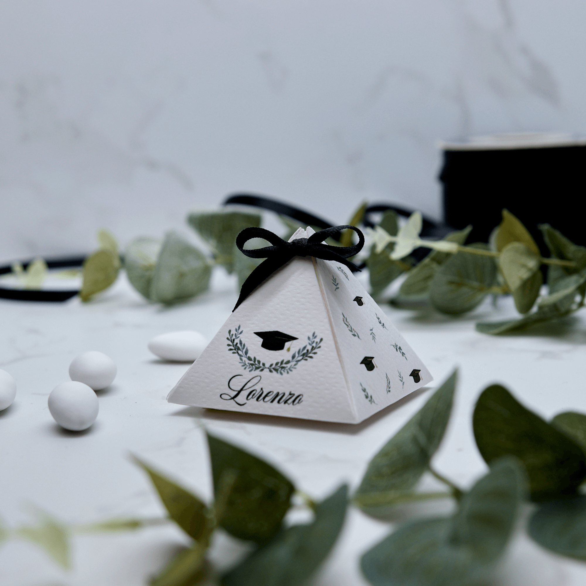 Scatola Piramidale Tocco Laurea e Alloro con Nastro nero - Eventi Fai da Te